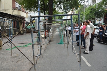 Xung quanh khu vực bị phong tỏa nghiêm ngặt