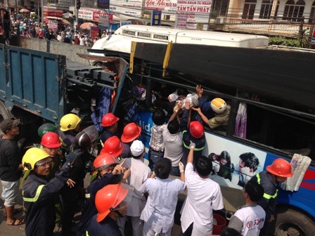 Các lực lượng chức năng phải cưa, cắt thành xe để đưa nạn nhân đi cấp cứu