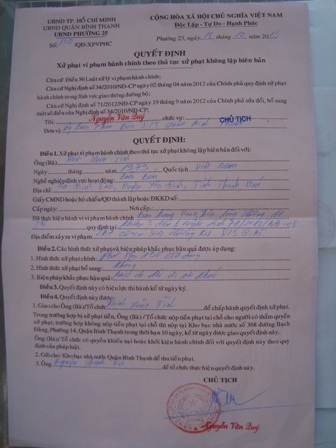 Và quyết định xử phạt của UBND phường 25, quận Bình Thạnh về việc bán hàng rong của anh Tình