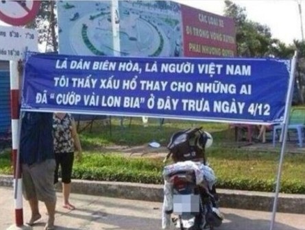 Tấm băng rôn được một sinh viên tự bỏ tiền ra làm.