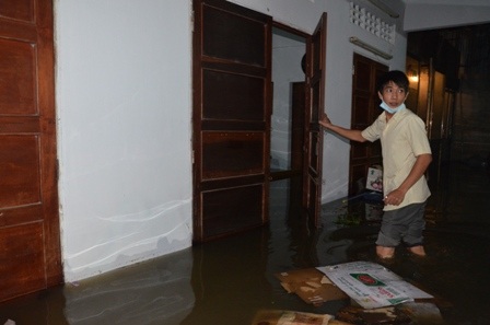 Nước ngập quá nhanh khiến người dân không kịp trở tay