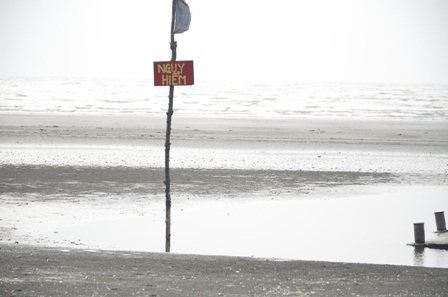 Một biển báo nguy hiểm đã được dựng lên