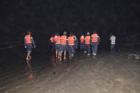 Các lực lương tìm kiếm suốt đêm