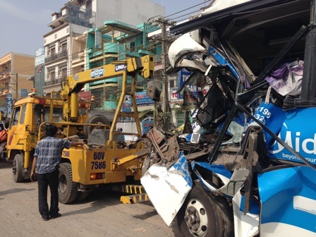 Xe cứu hộ đưa chiếc xe bị nạn đi