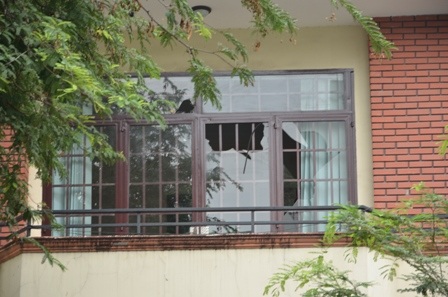 Xung quanh khu vực bị phong tỏa nghiêm ngặt