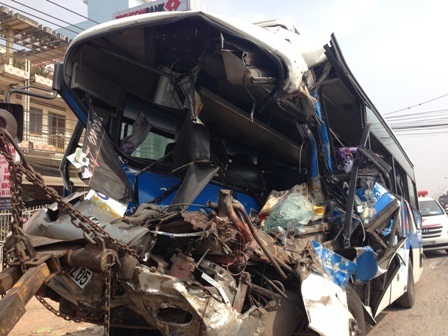 Chiếc xe khách biến dạng sau vụ tai nạn