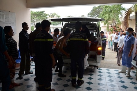 Thi thể nạn nhân cuối cùngVõ Tấn Tài được chuyển vào bờ lúc 7h sáng