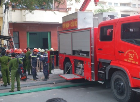 Hình ảnh xe thang tiếp cận trụ sở bị nghiêng bất thường - 2 Lực lượng cứu hộ - cứu nạn dùng xe thang để di chuyển các tài sản bên trong tòa nhà ra ngoài