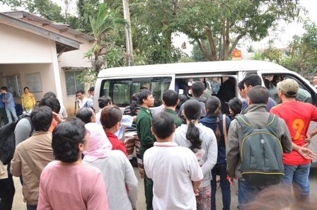 Xe đưa thi thể các nạn nhân cuối cùng về quê mai táng.