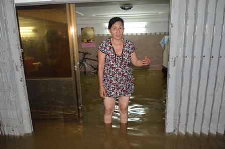 Nước ngập lênh láng trong ngôi nhà của bà Nguyễn Thị Lê (54 tuổi, ngụ hẻm 28, đường Tam Bình)