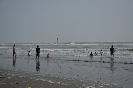 Đến trưa 30/12, các du khách vẫn tập trung tắm biển tại nơi 7 học sinh gặp nạn