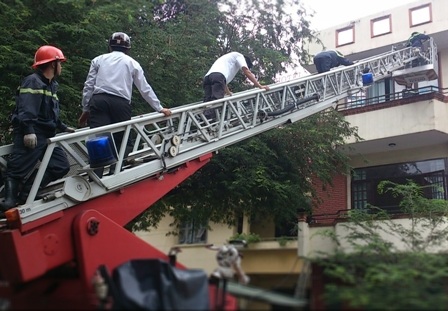 Lực lượng cứu hộ - cứu nạn dùng xe thang để di chuyển các tài sản bên trong tòa nhà ra ngoài