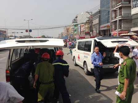 Xe cứu thương có mặt hỗ trợ đưa các nạn nhân đi cấp cứu