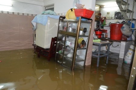 Nhiều đồ đạt của người dân bị nước nhấn chìm