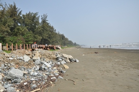 Đến trưa 30/12, các du khách vẫn tập trung tắm biển tại nơi 7 học sinh gặp nạn