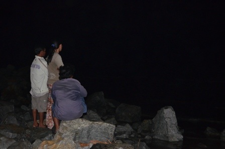 Các phụ huynh và thầy cô giáo đứng dọc bờ biển để ngóng tin các em