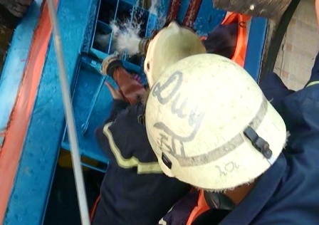 Thêm một xà lan mắc kẹt dưới gầm cầu - 6 Triển khai công tác cứu hộ