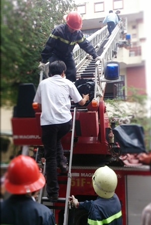 Hình ảnh xe thang tiếp cận trụ sở bị nghiêng bất thường - 4 Một số tài liệu quan trong được đưa ra ngoài