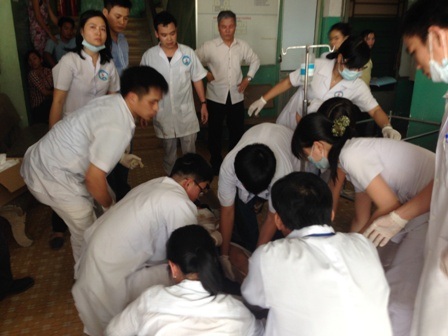 Các bác sĩ trực tiếp sơ cứu cho nạn nhân bị thương
