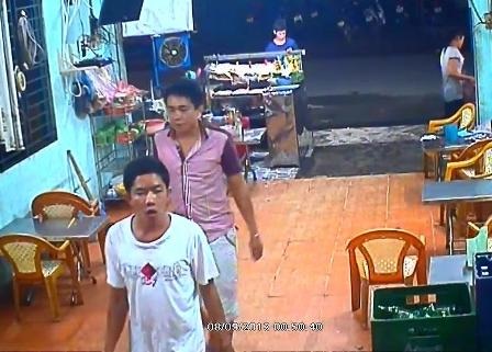 Đánh chết người trong quán nhậu bị camera ghi lại - 1 Hai nghi can tham gia đánh chết anh Khảm bị camera của quán ốc ghi lại