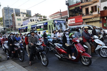 Nhiều người phải mặc thêm áo ấm khi ra đường vào sáng sớm