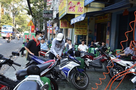 Nhiều người phải ngồi chờ rửa xe vì khách quá đông