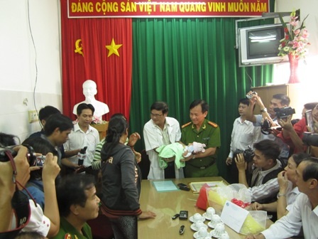 Cháu bé sơ sinh bị bắt cóc đã được công an bàn giao cho gia đình