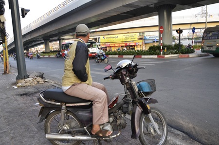 Nhiều cụ già co ro trong cái lạnh sáng sớm