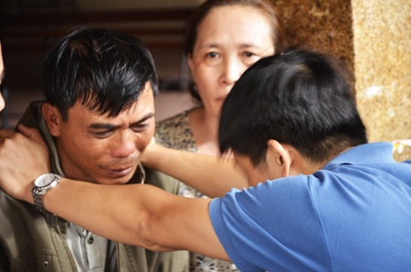 Vụ nổ tại nhà trọ sinh viên: Vừa dọn đến phòng mới thì chết thảm - 5 Bố của sinh viên Ngô Quang Thiện đau đớn, không dám vào nhận dạng con