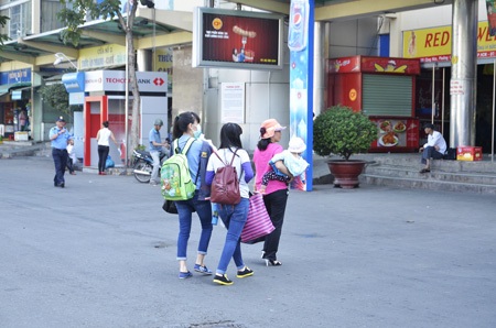 “Nôn nao” chờ những chuyến xe cuối cùng về quê đón Tết - 3 Di chuyển vào bến xe mua vé
