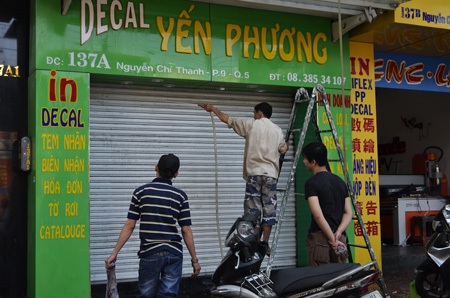 Người dân tranh thủ lau chùi nhà cửa để đón Tết