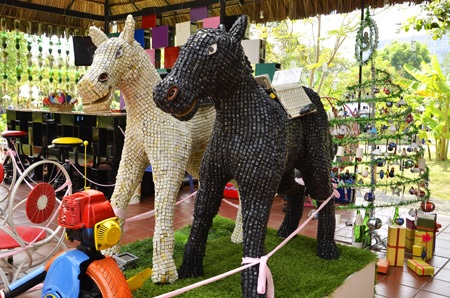 Thánh Gióng cưỡi ngựa