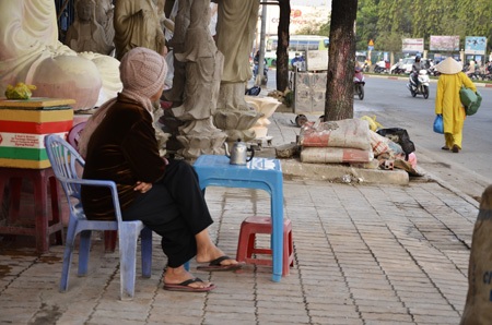 Nhiều cụ già co ro trong cái lạnh sáng sớm