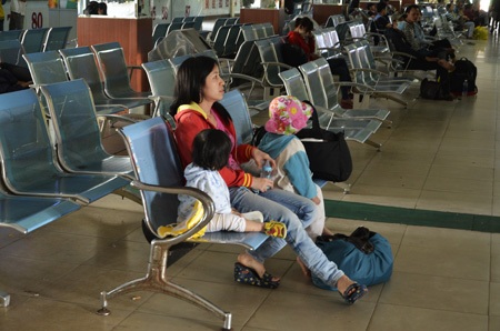 Những hành khách vẫn đang ngồi chờ xe để về quê đoàn tụ cùng gia đình