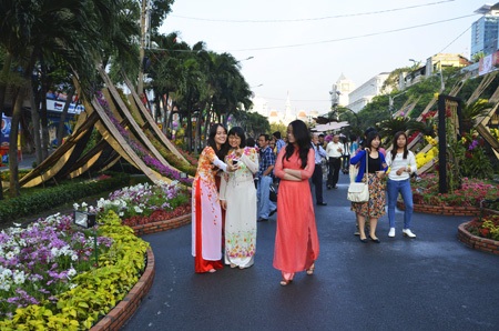 Những thiếu nữ thước tha trong tà áo dài tại đường hoa