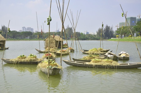 Độc đáo chợ nổi miền Tây trong hội hoa xuân 2014 - 6 Khu chợ nổi miền Tây với những xuồng ba lá chở đầy nông sản, hoa quả