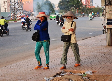 2 người bán vé số phải khoanh tay để giữ ấm cho cơ thể