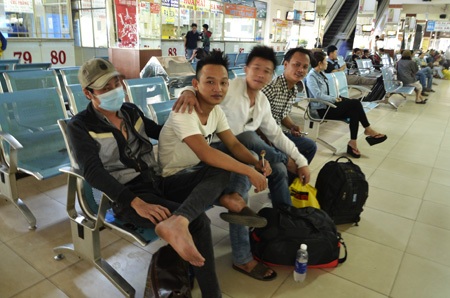 “Nôn nao” chờ những chuyến xe cuối cùng về quê đón Tết - 11 Nhóm 4 thanh niên tranh thủ làm thêm những ngày cuối năm và đang chờ xe về Ninh Thuận