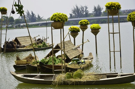 Độc đáo chợ nổi miền Tây trong hội hoa xuân 2014 - 5 Khu chợ nổi miền Tây với những xuồng ba lá chở đầy nông sản, hoa quả