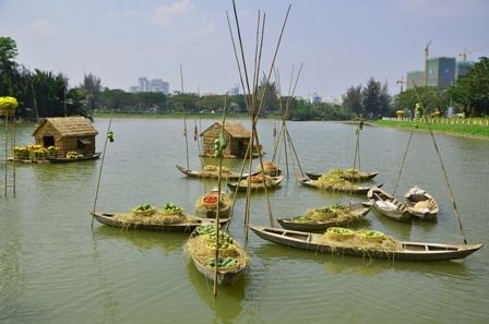 Độc đáo chợ nổi miền Tây trong hội hoa xuân 2014 - 4 Khu chợ nổi miền Tây với những xuồng ba lá chở đầy nông sản, hoa quả