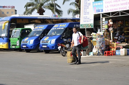Những hành khách cuối cùng ra bến xe
