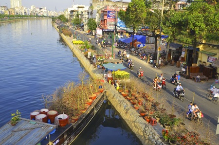 Chợ hoa trên bến dưới thuyền dọc bến Bình Đông là nét đặc trưng của Sài Gòn.