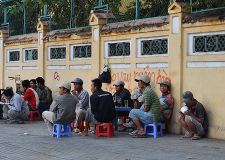 Người dân co ro trong cái lạnh cuối năm