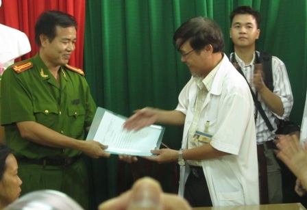 Cháu bé sơ sinh bị bắt cóc đã được công an bàn giao cho gia đình