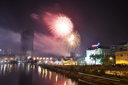 Những chùm pháo hóa rực sáng trên bầu trời TPHCM