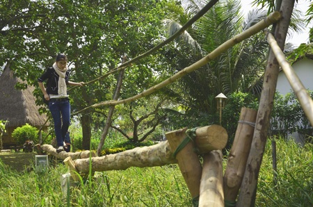 Độc đáo chợ nổi miền Tây trong hội hoa xuân 2014 - 9 Cầu khỉ giữa lòng Sài Gòn