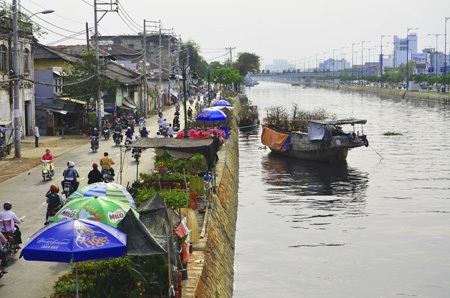 Thuyền hoa kiểng cập bến Sài Gòn - 3 Các thuyền chở hoa cảnh cập bến Bình Đông (quận 8)