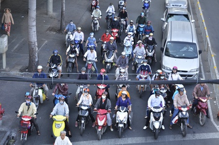 Nhiều người phải mặc thêm áo ấm khi ra đường vào sáng sớm