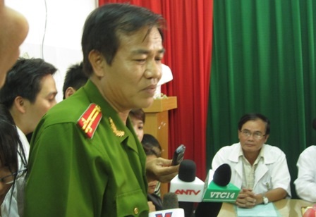 Thượng tá Nguyễn Văn Thanh thông tin vụ việc với báo chí