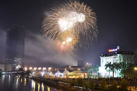 Đúng 0h những chùm pháo hoa đầu tiên được bắn lên